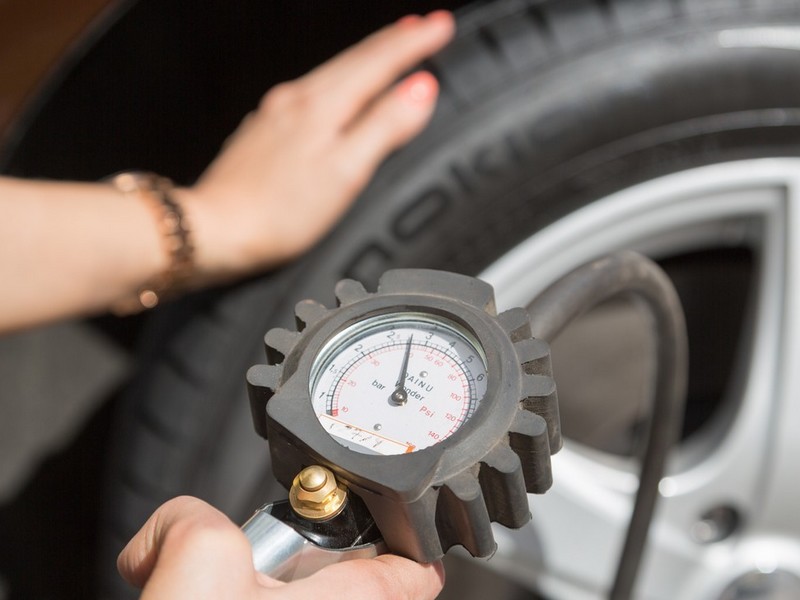 S tlakem vzduchu v pneumatikách se pojí četné mýty